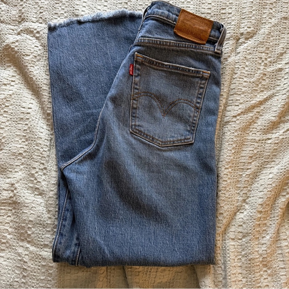 Levi Ribcage Straight. Size 28.